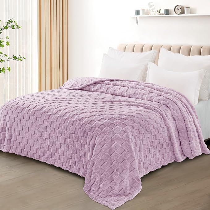 Exclusivo Mezcla Twin Size Flannel Fleece Blanket, Super Soft and Warm Lightweight Checkered Pattern Blanket for All Seasons, 60x80 Inches, Light Purple