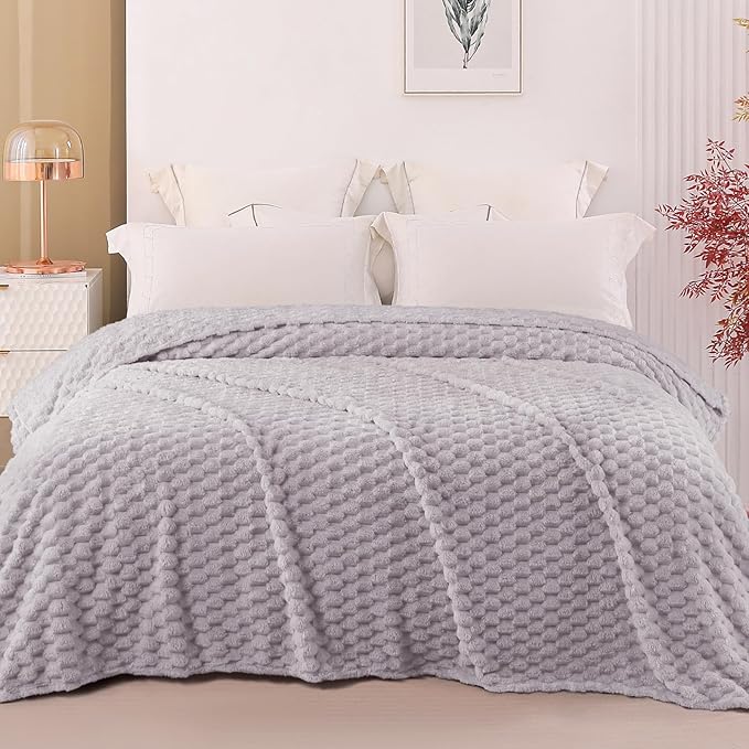 Exclusivo Mezcla Fleece King Blanket for Bed, Extra Large Fuzzy Light Grey Bed Blankets, Soft Cozy Plush Sofa Throws for All Seasons, 90x104 Inches