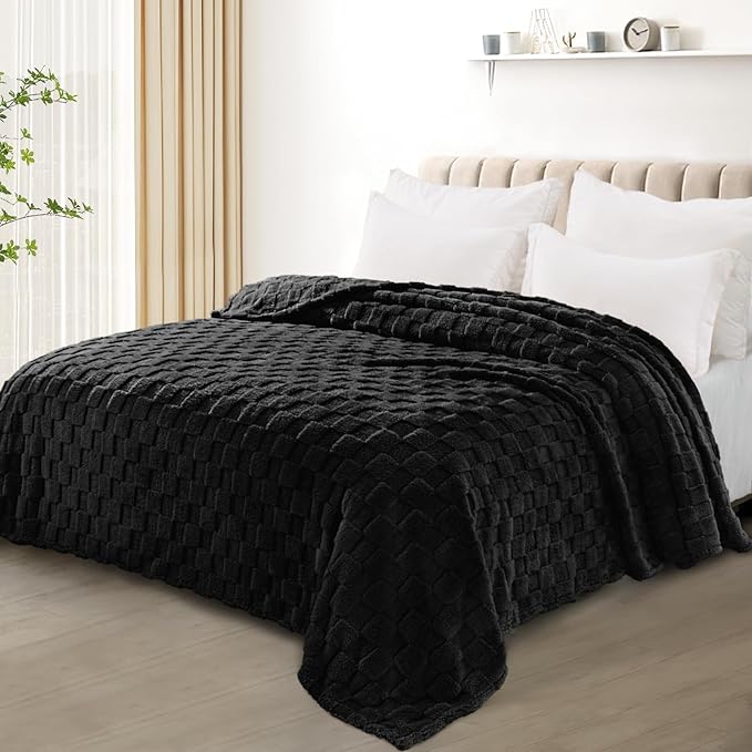 Exclusivo Mezcla Queen Size Flannel Fleece Blanket, Super Soft and Warm Lightweight Checkered Pattern Blankets for All Seasons, 90x90 Inches, Black