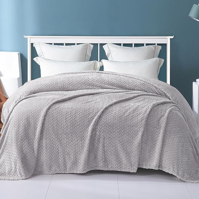Exclusivo Mezcla Fleece Twin Size Blanket for Bed, 60x80 Inches Soft Cozy Jacquard Flannel Blankets, Lightweight Fuzzy Plush Warm for Women, Light Grey