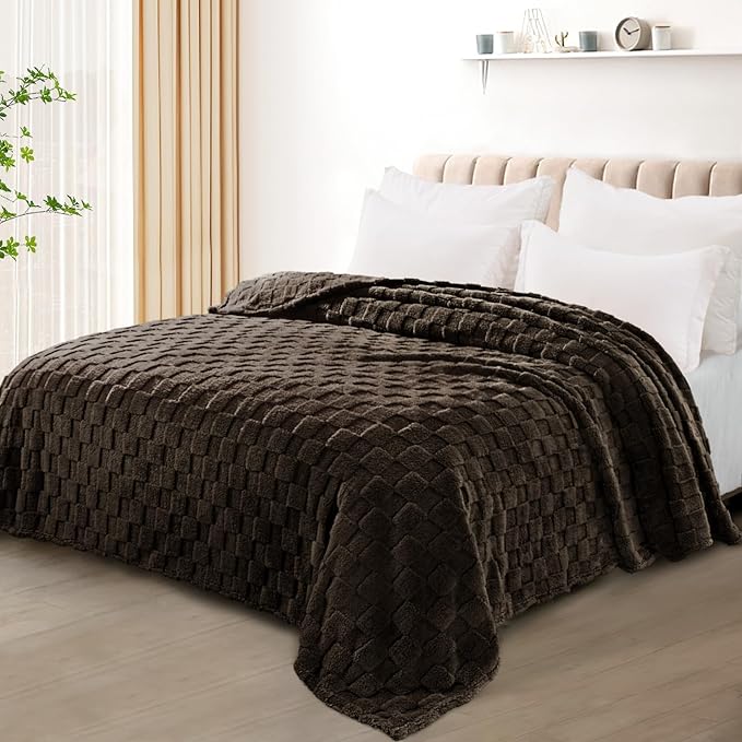 Exclusivo Mezcla Twin Size Flannel Fleece Blanket, Super Soft and Warm Lightweight Checkered Pattern Blankets for All Seasons, 60x80 Inches, Coffee