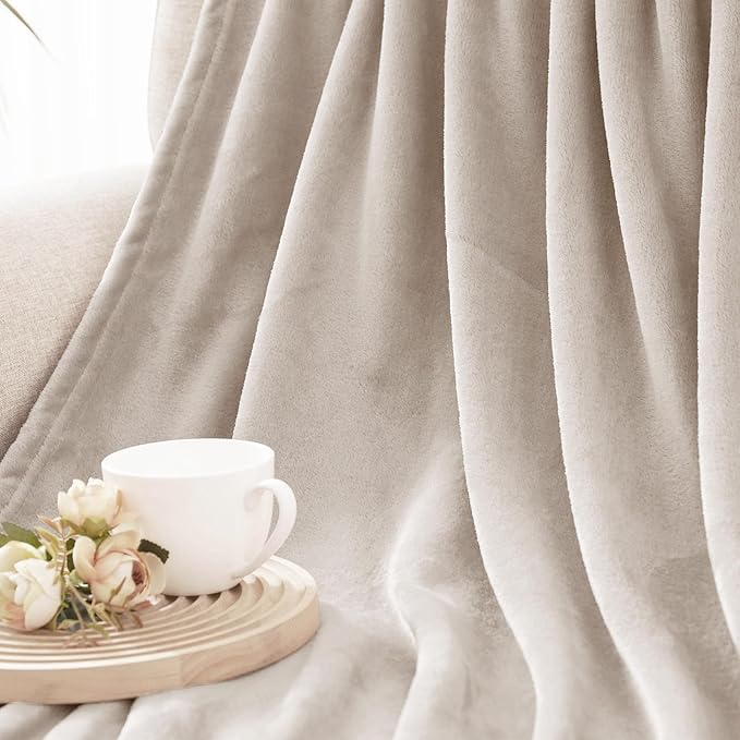 Exclusivo Mezcla Fleece Blanket Twin Size for Bed, Super Soft and Warm, All Season, Cozy, Plush, Lightweight, 90x66 Inches, Camel