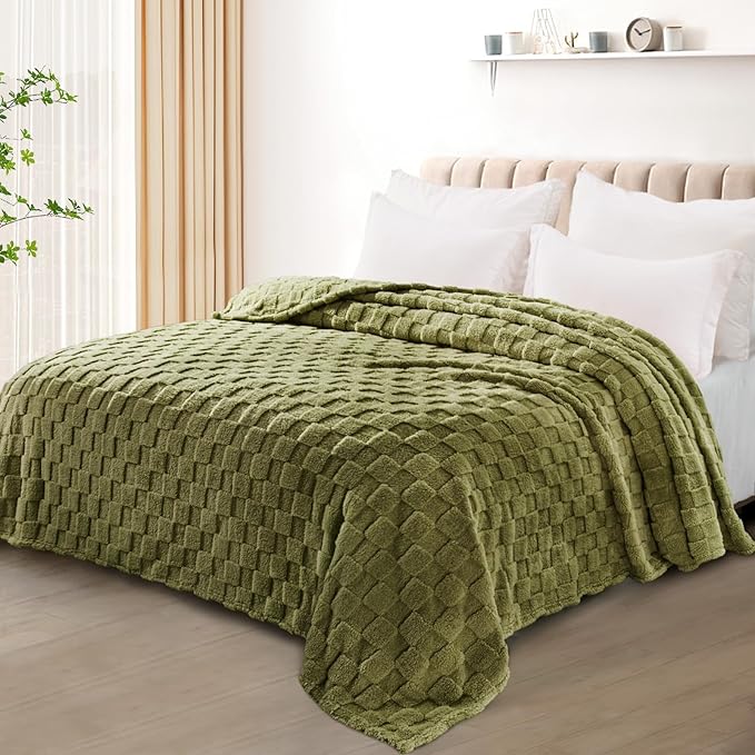 Exclusivo Mezcla Queen Size Flannel Fleece Blanket, Super Soft and Warm Lightweight Checkered Pattern Blankets for All Seasons, 90x90 Inches, Olive Green