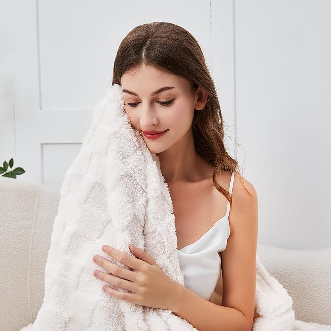 Aganear Flannel Throw Blanket - Cozy Soft Lightweight Fuzzy Checkered Throw Blanket for Women Portable Throw Blankets for Couch, Warm Present for Birthday, Christmas(50"x70", Cream White)