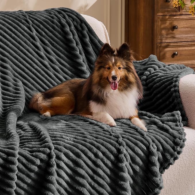 BEDELITE Fleece Blanket Twin Size – 3D Ribbed Jacquard Soft and Warm Decorative Fuzzy Blankets – Cozy, Fluffy, Plush Lightweight Throw Blankets for Couch, Bed, Sofa(Charcoal Grey, 60x80 inches)