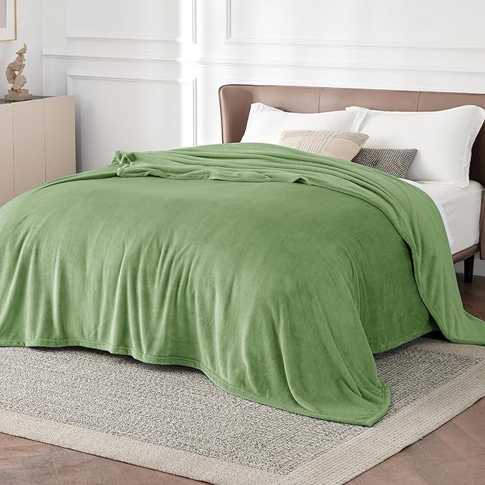 Bedsure GentleSoft Green Fleece Blankets King Size - Bed Blanket Soft Lightweight Plush Cozy Fuzzy Luxury Microfiber, Emerald, 108x90 inches